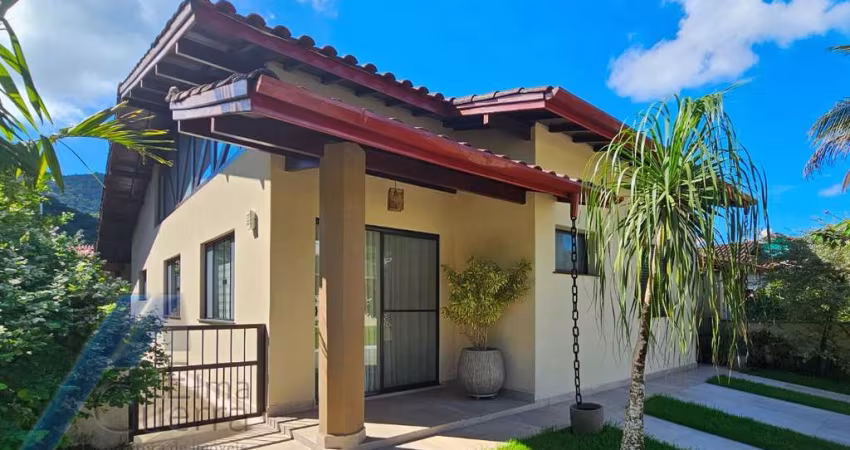 Ubatuba, Horto - Condomínio Park Hills, casa nova com 04 suítes e área de lazer.