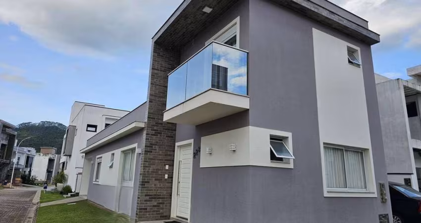 Casa em condomínio fechado, com área de lazer completa.