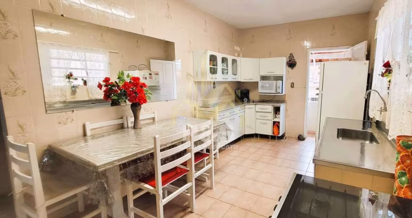Casa a 5 min. do centro de Botucatu, com e dormitórios e edícula completa!