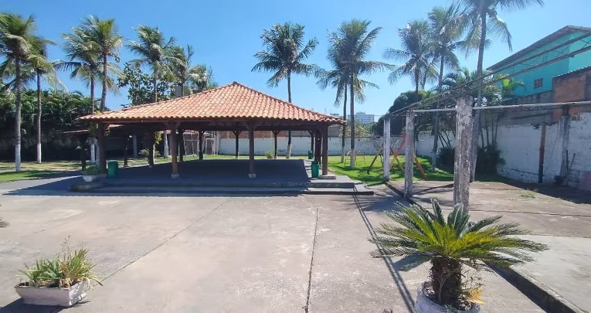 Espaço de eventos em Santa Cruz, junto ao centro, e estação de ônibus, espaço com 900 metros quadrados, piscina, churrasqueira, banheiro, cozinha