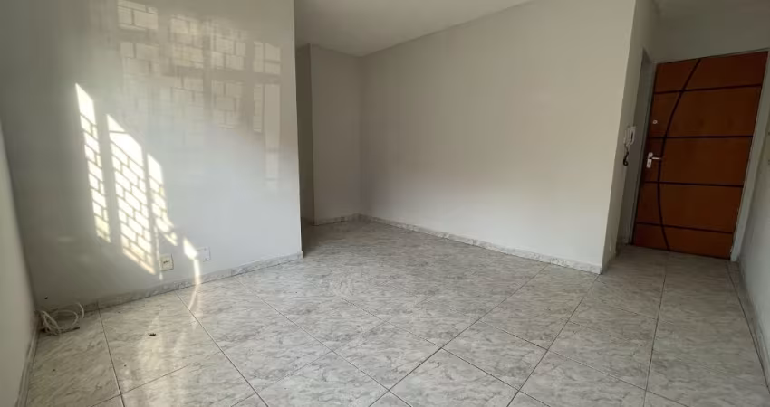 Apartamento térreo, 3 quartos, vaga de garagem, vai andando para o centro de CG