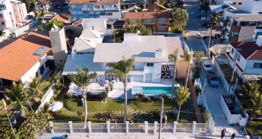 Casa frente mar, piscina, espaÇo gourmet, 4 suÍtes, Centro, Bombinhas - SC