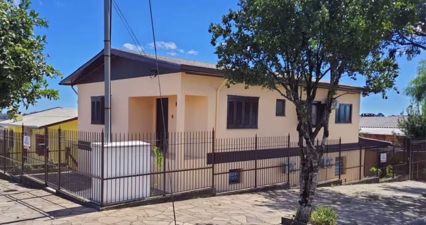 Casa de esquina com quatro quartos, um com suíte,  sala de estar e banheiro social.
Térreo com sala de estar e jantar, cozinha com churrasqueira, área de serviço, banheiro, um dormitórios, despensa, g