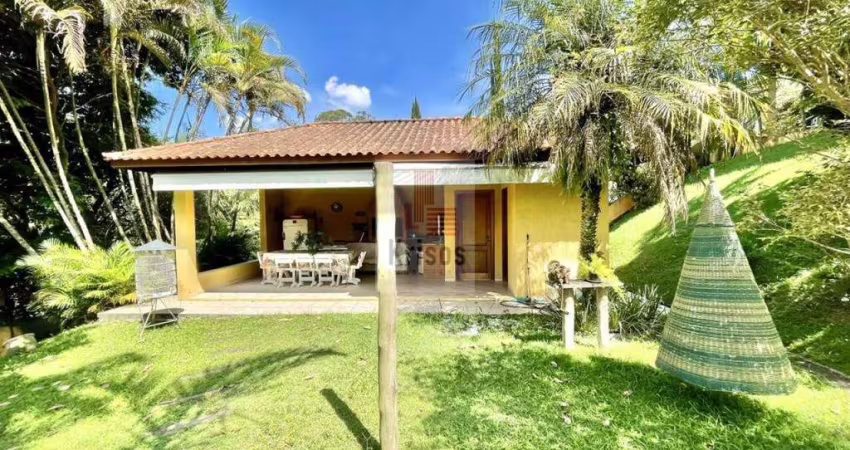 Sua Casa dos Sonhos: Contemporânea e Repleta de Natureza!