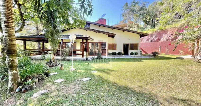 Excelente Casa à Venda com Linda Vista e Privacidade!