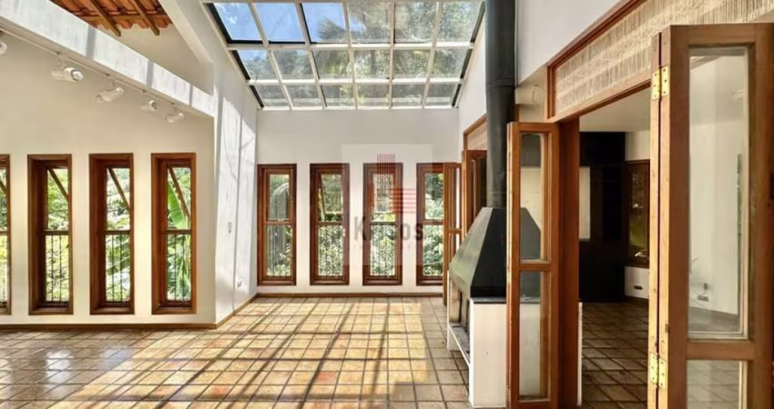 Linda Casa Estilo Chácara em Condomínio com Natureza Incrível!