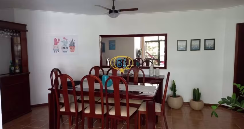 Oportunidade imperdível no Guarujá! Apartamento espaçoso de 3 quartos, sendo 1 suíte, com 132m² e 1 vaga de garagem à venda na Enseada.  Com uma planta bem distribuída, cozinha equipada com armários, 