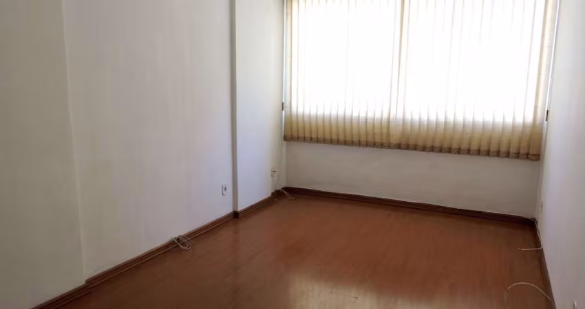 Apartamento com 1 dormitório com dependência para alugar, 52 m² por R$ 1.655/mês - Várzea - Teresópolis/RJ
