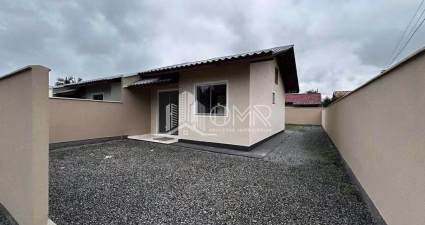 CASA COM AMPLO ESPAÇO DE TERRENO NA PRAIA DE BARRA VELHA /SC