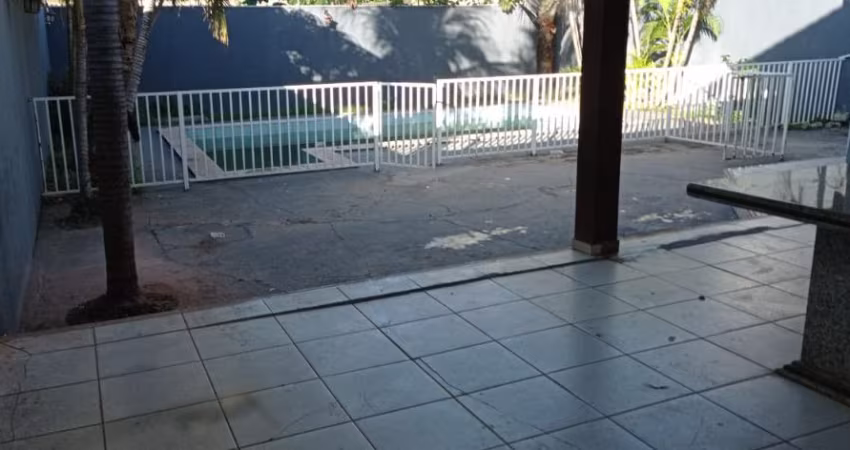 Casa sobrado com suítes e piscinas e armários planejados