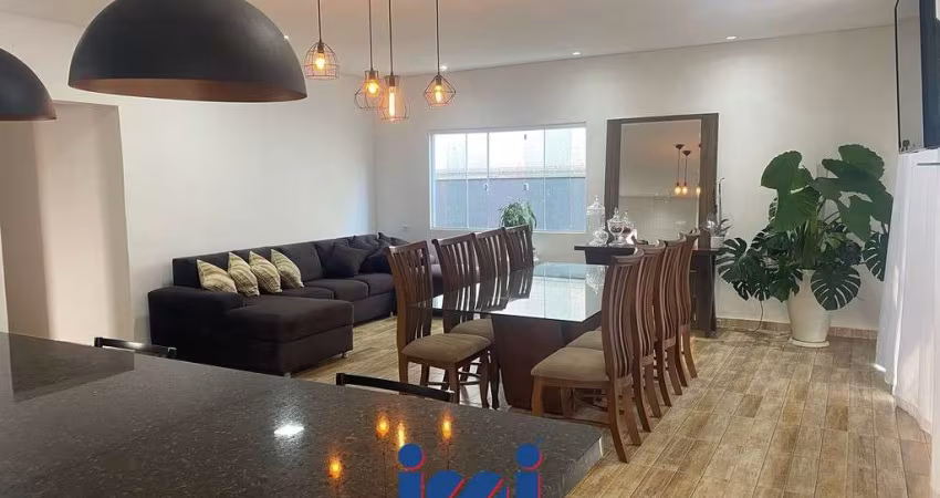 Casa com amplo espaço de terreno e piscina