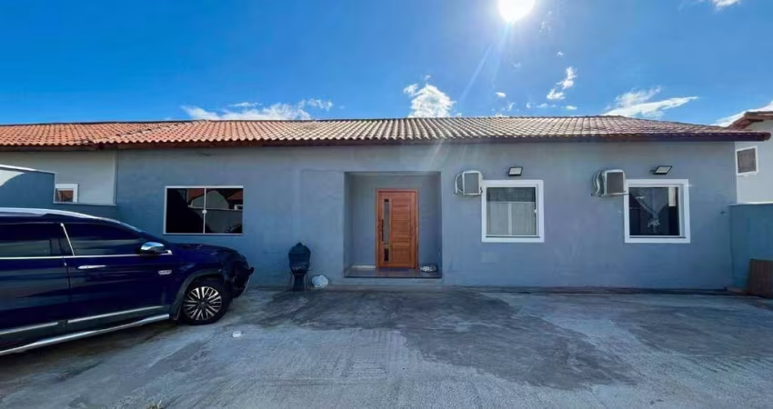 Excelente casa com 4 Quartos (sendo 2 suítes) em condomínio fechado em Itaipuaçu