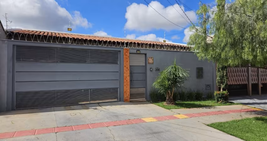 Vendo casa com 3 suítes e piscina ótima localização
