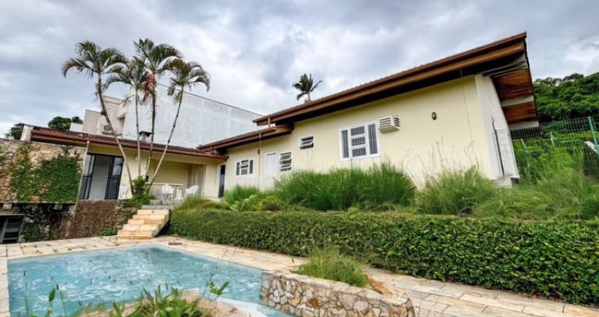Vendo Casa com Piscina, 03 Quartos - Bairro Escola Agricola