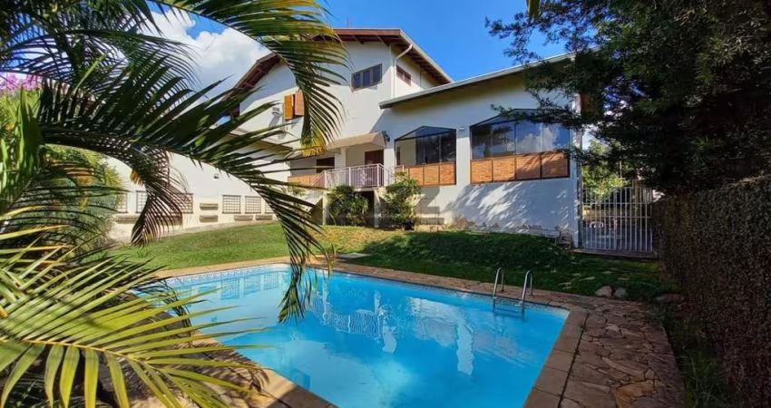 Casa para venda em condomínio espaçosa com 565 metros de área construída.