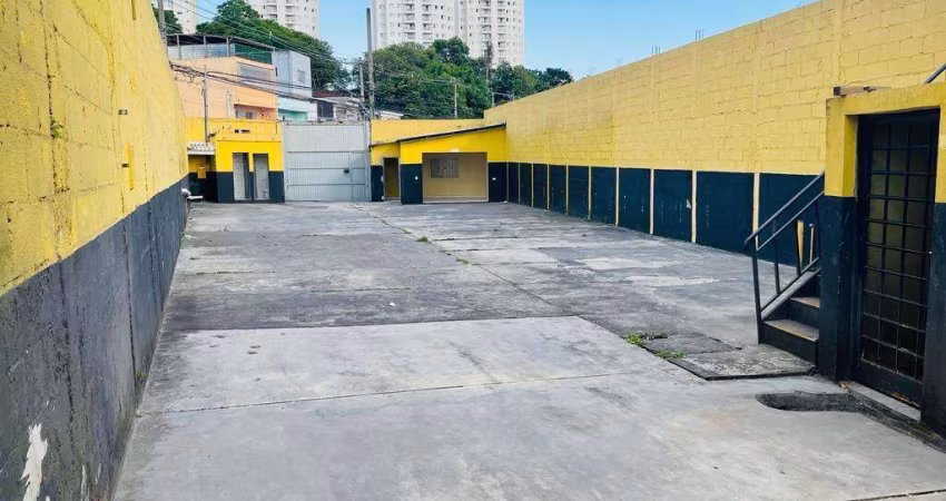 Grande oportunidade ! TERRENO a Venda com 440m², construção com escritório e banheiro, e área coberta nos fundo.