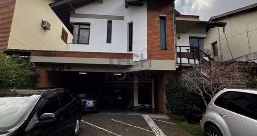 Casa no Residencial 6 Alphaville com 3 Suítes, Banheira, 4 vagas e Piscina