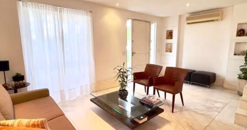 Casa na praia da Barra da Tijuca, Rio de Janeiro - 5 quartos, 1 suíte, 4 salas, 5 banheiros, 180m² de área. Venha conferir!