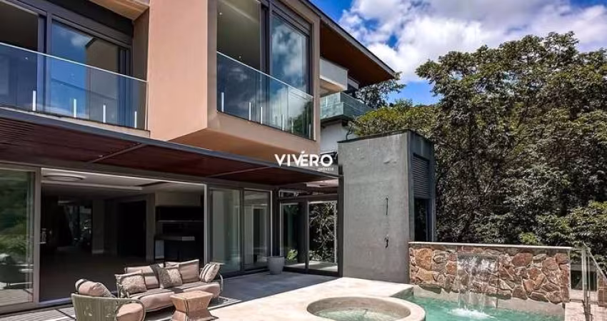 Casa no Condomínio Horizontal Praia Brava com 05 suítes, excelente localização n