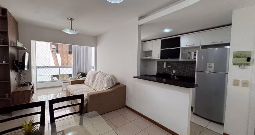 Vendo ótimo apartamento de 2 quartos com suíte próximo ao mar, com varanda