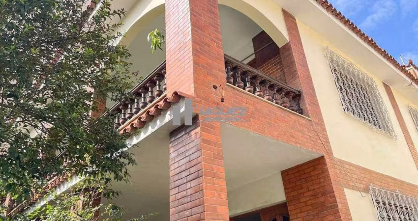 Casa à venda na Rua Doutor Aníbal Moreira - Tijuca com aproximadamente 300m², apenas a 700 metros do metrô Uruguai! Casa triplex com 6 quartos, churrasqueira e piscina!