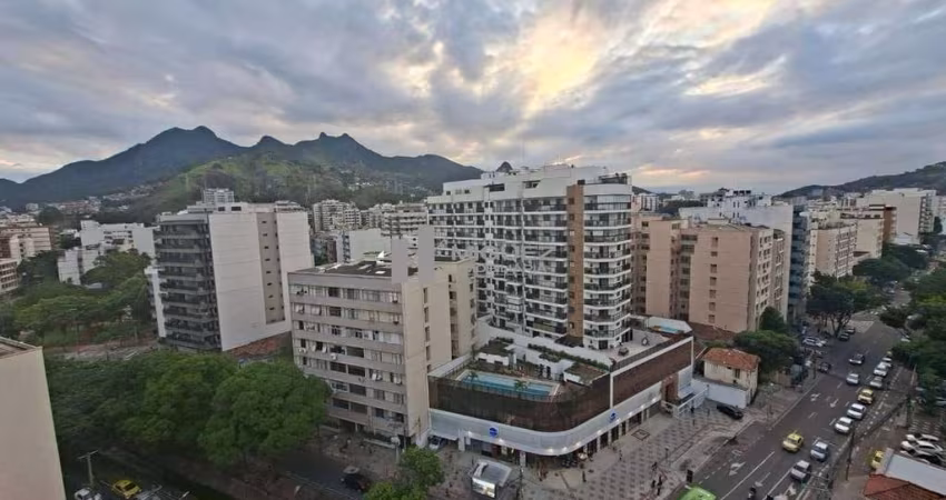 LOCALIZAÇÃO ÍMPAR!!! Cobertura duplex com varanda, 3 quartos, sendo 1 suíte. Rua Uruguai. Bairro da Tijuca. Código: 21509