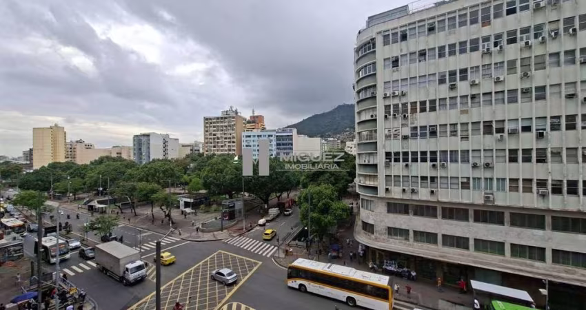 Excelente apartamento à venda na Rua General Roca. Debruçado à Praça Saens Pena. Sala, 2 quartos e Dependências. Bairro da Tijuca. Código: 21518