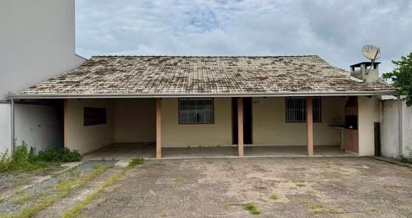 Casa com dois dormitórios, sendo um suite e garagem ampla, pertinho da praia central de Navegantes