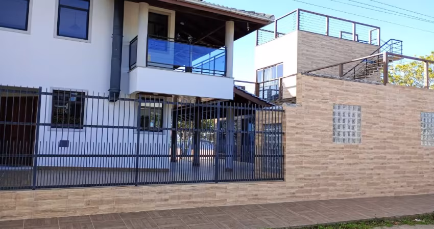 Casa frente para o Mar com 06 quartos e 04 suítes Praia de Fora - Palhoça-RS