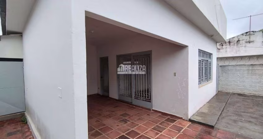 Casa com 3 Quarto(s) e 2 banheiro(s) para Alugar, 195 m² por R$ 2565 / Mês