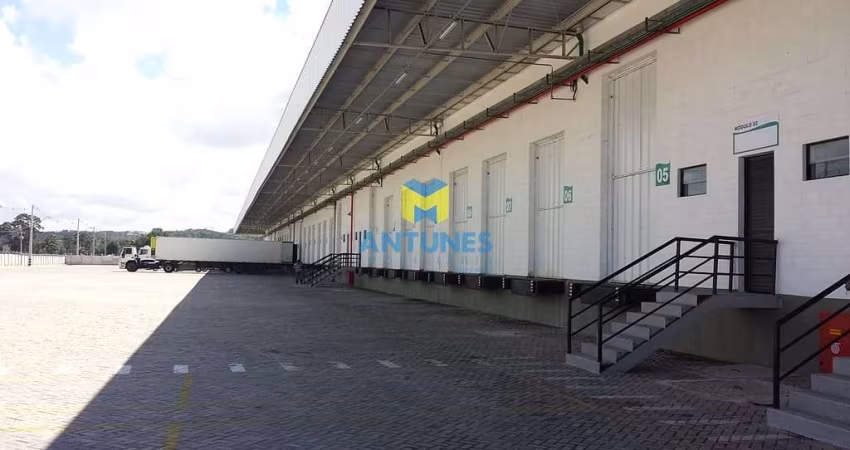 Alugue galpão em condomínio com 1.447,32m² 4 docas e 02 portas nível 0, em Prazeres na BR-101