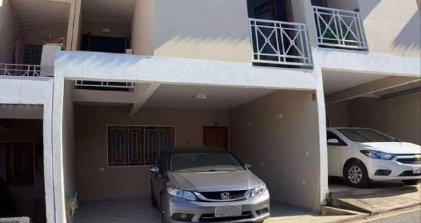 Sobrado de 140 m² em condomínio fechado na Vila Mazzei com 03 quartos (uma suíte) e duas vagas