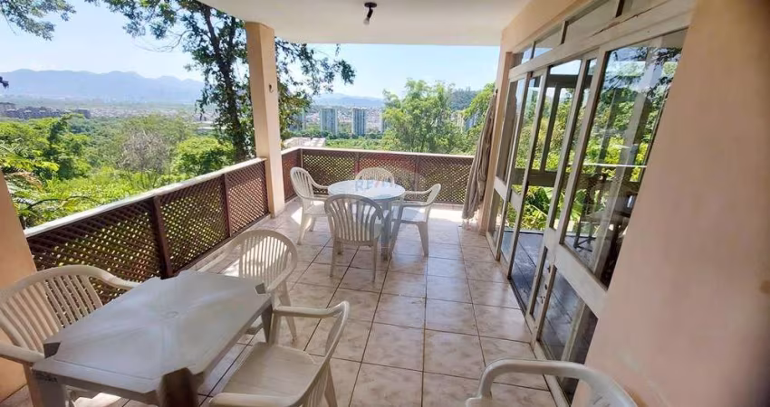 Vendo casa com 06 quartos, sendo 2 suítes - Itanhangá- Jacarepaguá