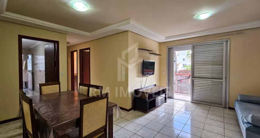 Amplo apartamento mobiliado de 2 dormitórios, sendo 1 suíte, sacada com churrasqueira e 1 vaga de garagem, a poucos metros da UFSC!