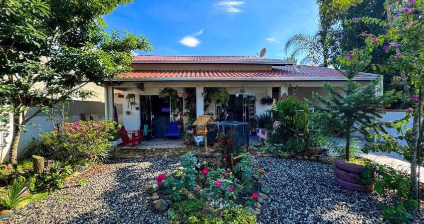 Casa Mobiliada á Venda com Três Quartos - Centro