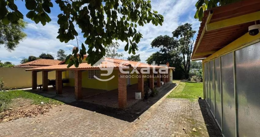 Chácara à venda em Araçoiaba da Serra - Chacara Santa Terezinha : 3 dormitórios, Ofurô e Poço Semi-artesiano 450 metros da rodovia