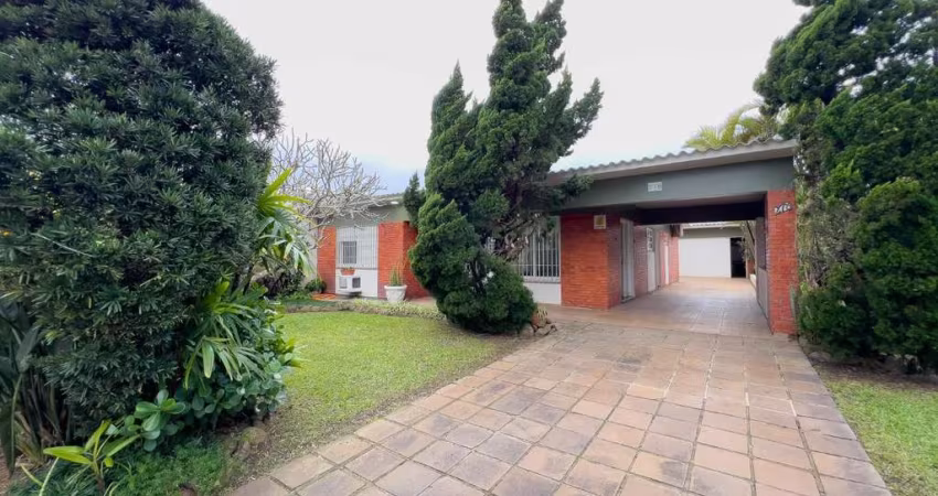 Casa Fora de Condomínio à venda em Xangri-lá, Centro - Piscina e Churrasqueira