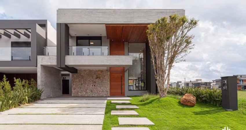 Sobrado beira lago mobiliado e decorado no Condomínio Sunset com 04 suítes e piscina em concreto.