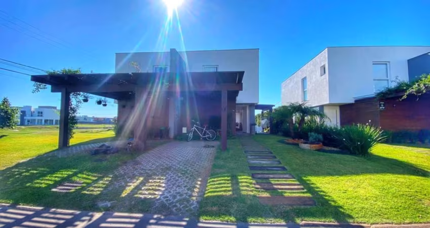 Sobrado beira lago com 3 suítes no Condomínio ONE Atlântida Houses