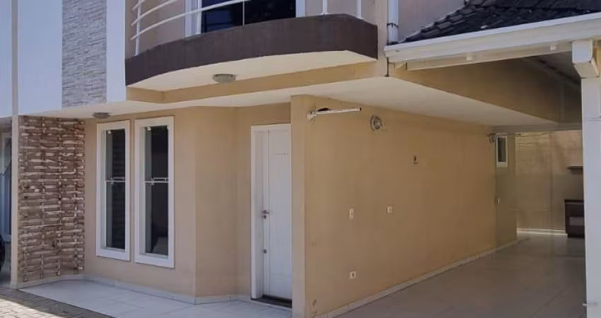 Sobrado com 3 Quartos sendo 1 suíte - Boqueirão/Hauer