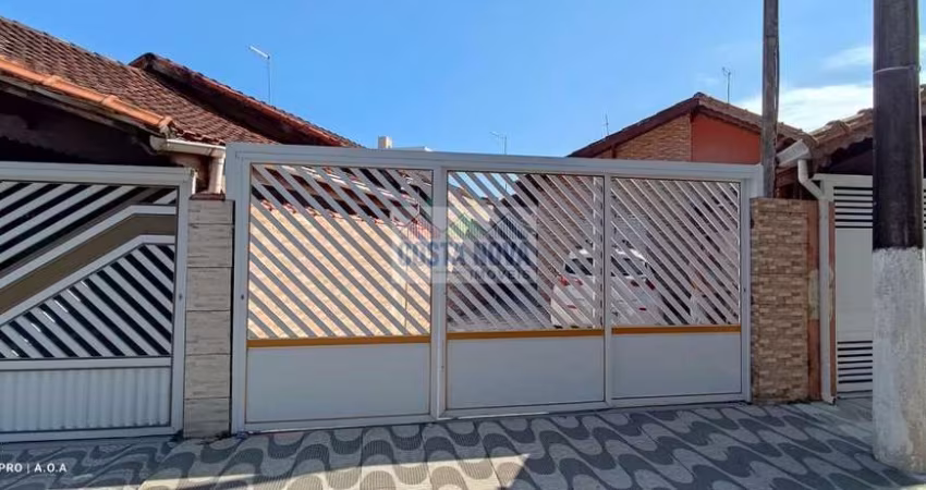 Casa geminada com 2 quartos sendo 1 suíte, 2 banheiros, 1 vaga, juntinho a praia no Jardim Real