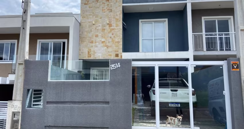 Ótimo sobrado triplex de alto padrão com porteira fechada no Jardim Dona Rosa, Iguaçu.