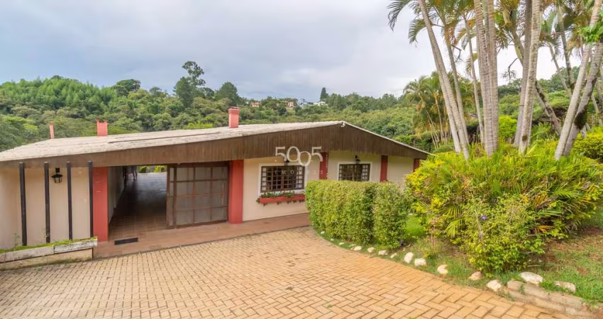 Chácara à venda no Condomínio Porta do Sol em Mairinque, com 238,70m² de área construída em 2.850m² de área total.