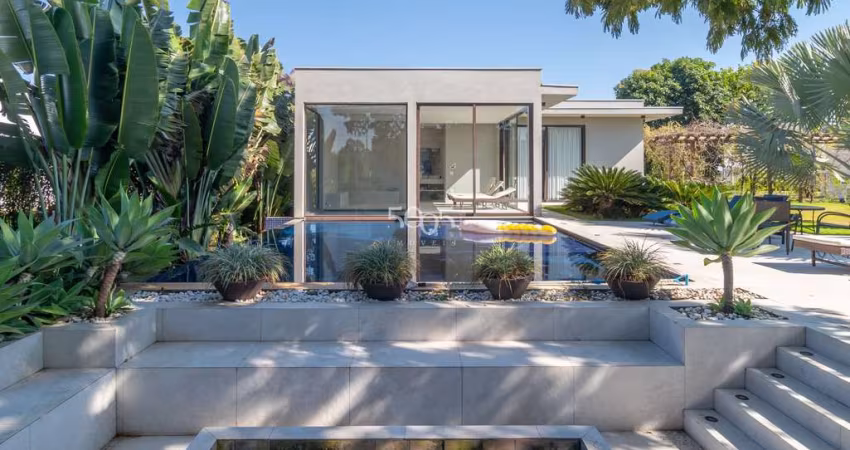 Casa à venda no condomínio Altos de Itu, com 850m² construídos em um terreno de 2.366m². Completamente mobiliada e decorada