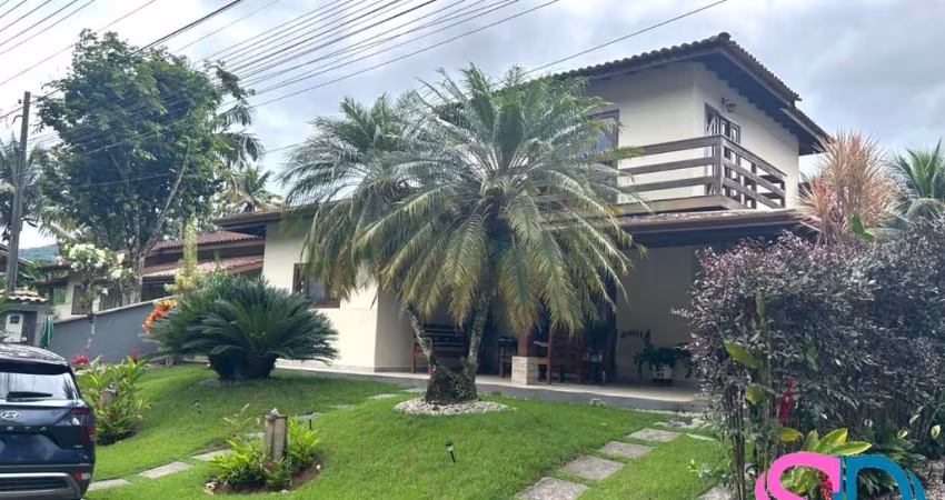 Casa com 3 dormitórios e piscina, em condomínio fechado, no Horto Florestal, em Ubatuba - SP