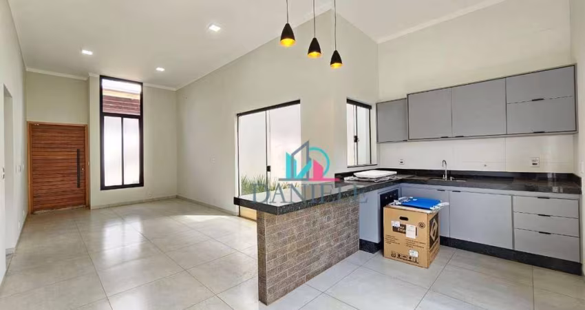 Linda casa no condomínio Sollaris.