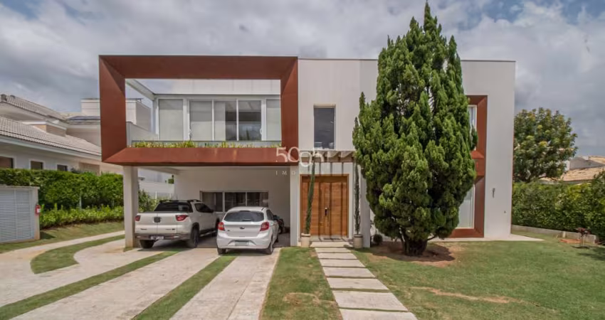 Casa em condomínio disponível para locação com  mobília no condomínio Village Castelo, 5 suítes, 600m² de área construída