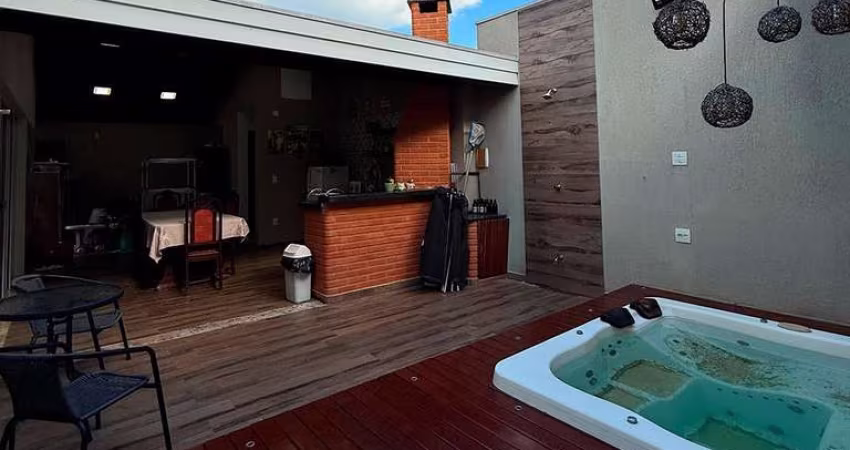 Casa à Venda em Morro Amarelo - 3 Dormitórios e 200m²