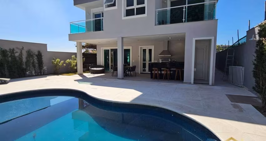 Belíssima casa de condomínio, 545m² com 4 amplas suítes.