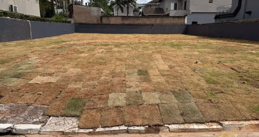 Terreno 100% plano, com 679m² em condomínio - Santana de Parnaíba - SP.